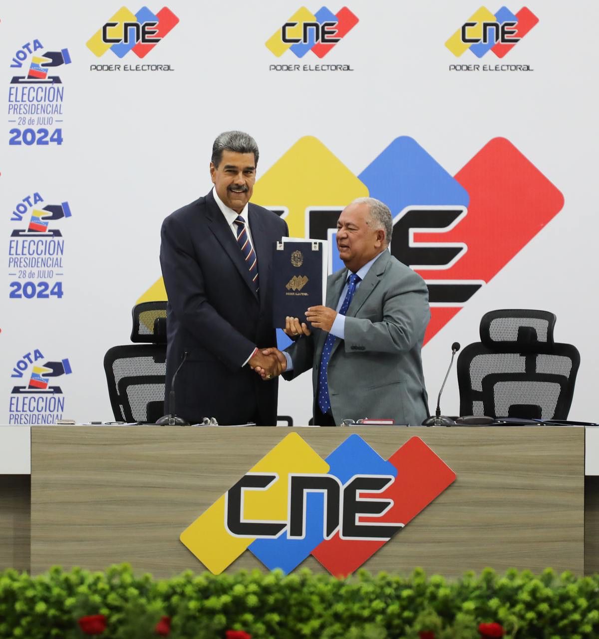 Nicolas Maduro recibe acta de totalización, adjudicación y proclamación como Presidente Constitucional de la República Bolivariana de Venezuela